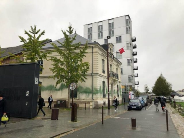 Le consulat turc badigeonné de peinture verte
