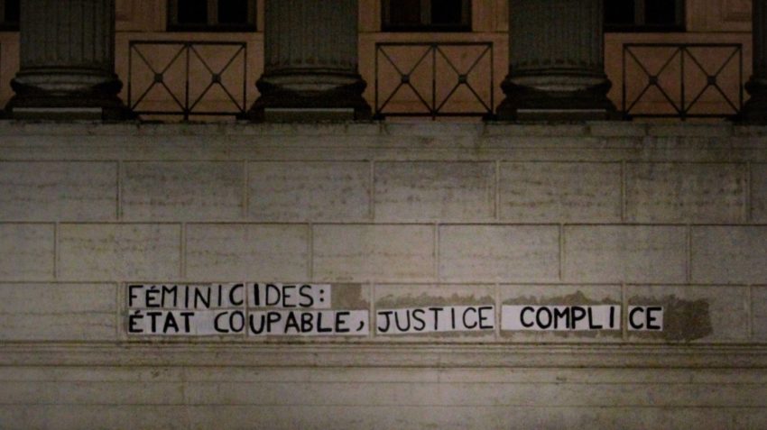 Collage de la cour d'assise de Lyon contre le féminicides