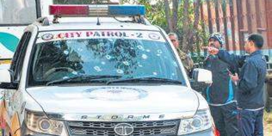 Le véahicule des policiers cibles de l'attaque