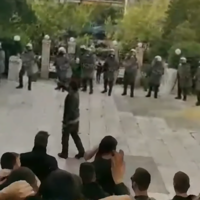 La police anti-émeute envahit l'Université d'économie et de business d'Athènes