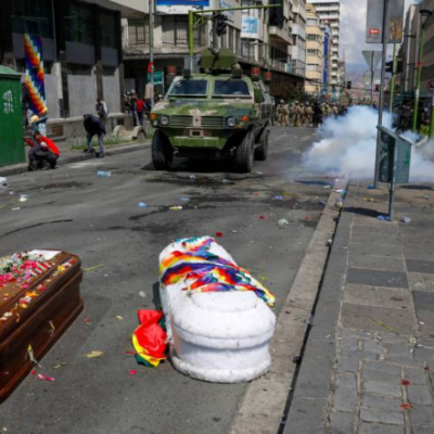 La police réprime une marche qui portait les cercueils de 8 manifestants