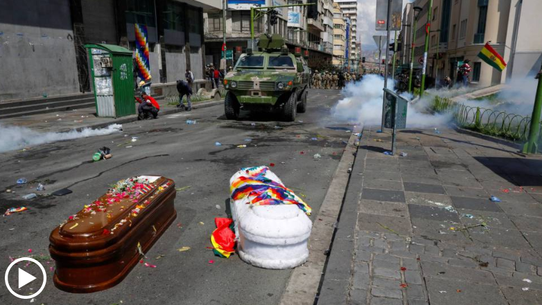 La police réprime une marche qui portait les cercueils de 8 manifestants