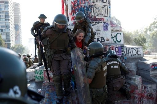 Manifestante arrêtée place de la dignité (ancienne place d'Italie)