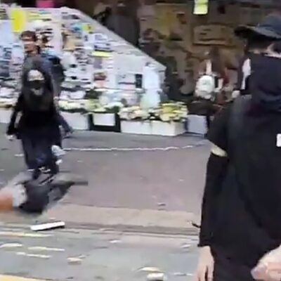 Le police visant le manifestant juste avant le tir