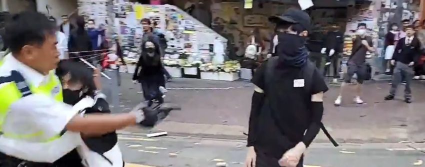 Le police visant le manifestant juste avant le tir