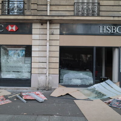 L'agence HSBC, avenue Daumesnil, attaquée hier par les manifestants