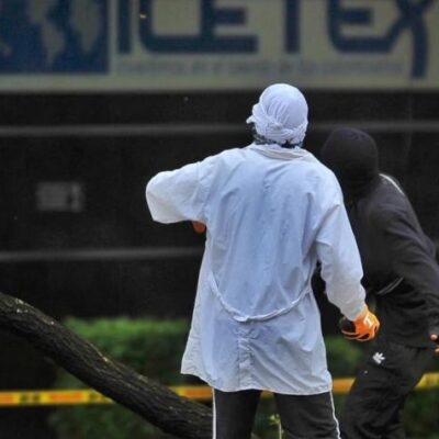 Maniestants caillassant mardi les forces de police