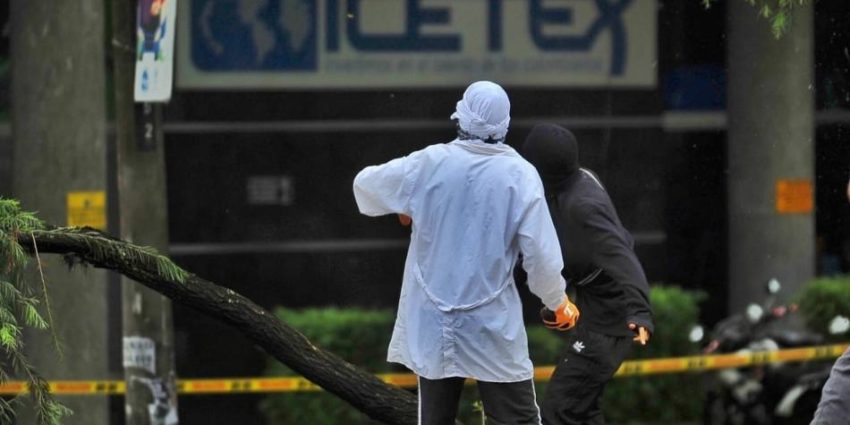 Maniestants caillassant mardi les forces de police