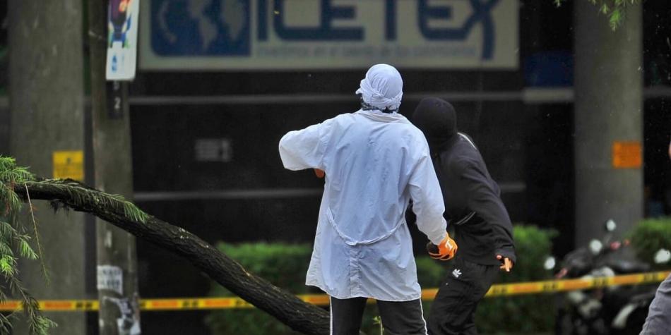 Maniestants caillassant mardi les forces de police