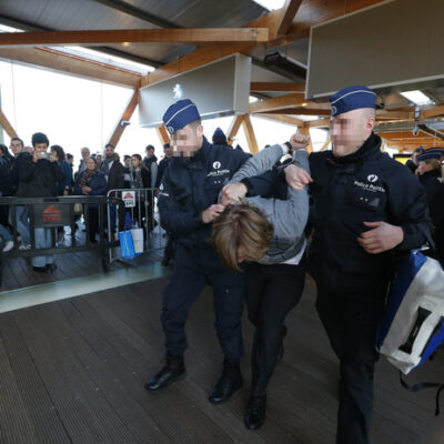 Arrestation d'une militante d'Extinction Rebellion lors du salon de l'auto à Bruxelles