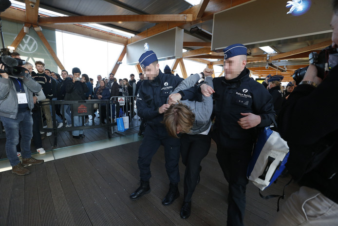 Arrestation d'une militante d'Extinction Rebellion lors du salon de l'auto à Bruxelles