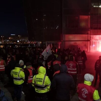 Les opposants massés devant la CCI du Havre, mercredi 15 janvier