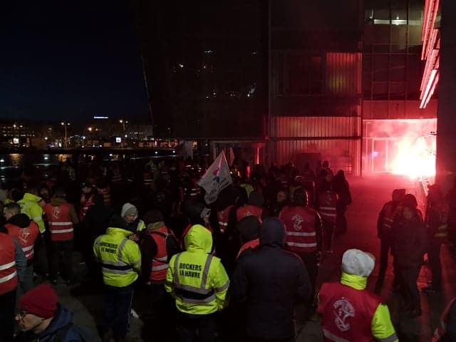 Les opposants massés devant la CCI du Havre, mercredi 15 janvier