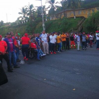 Manifestants barrant une route à Colon