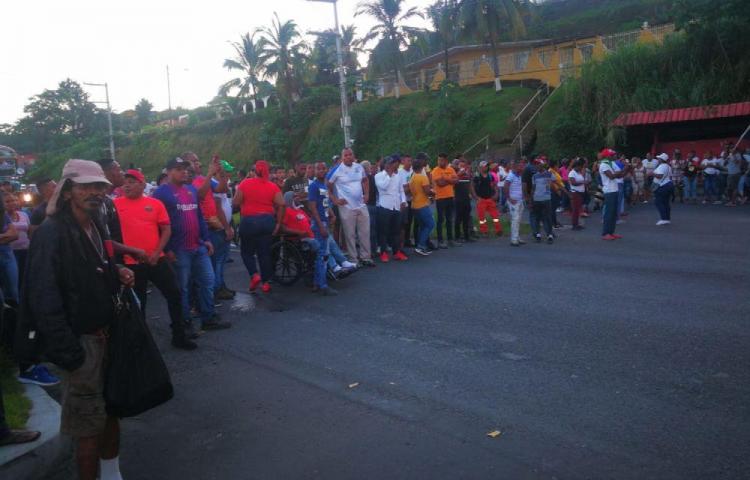 Manifestants barrant une route à Colon