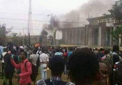 Les étudiants de l’UNIKIN brûlent, lundi 6 janvier 2020, le bâtiment administratif du site universitaire pour protester contre la disparité de frais académiques