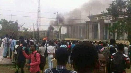 Les étudiants de l’UNIKIN brûlent, lundi 6 janvier 2020, le bâtiment administratif du site universitaire pour protester contre la disparité de frais académiques