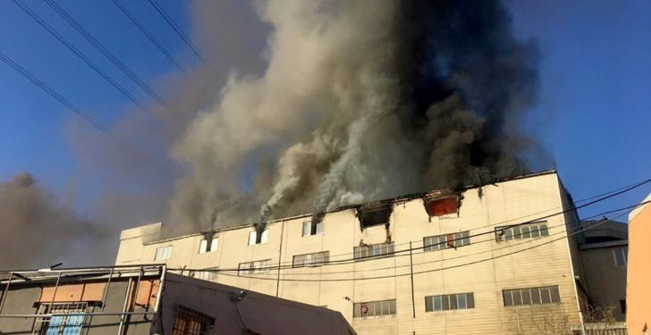 Une des deux usines incendiées à Istanbul