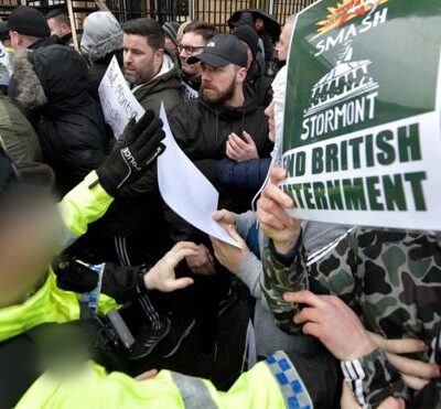 Les heurts devant le tribunal de Derry