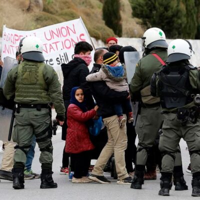 Affrontement entre une manifestations de migrant·es et la police sur l'île de Lesbos