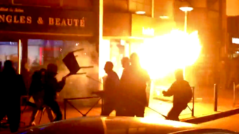 Lorsqu'un flare lancé par un antifa enflkamme le jet d'une gazeuse d'un fasciste