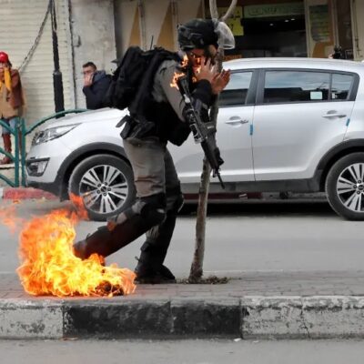 Un soldat des forces d'occupation touché par un cocktail Molotov à Hebrton