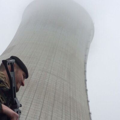 Militaires devant la centrale de Tihange