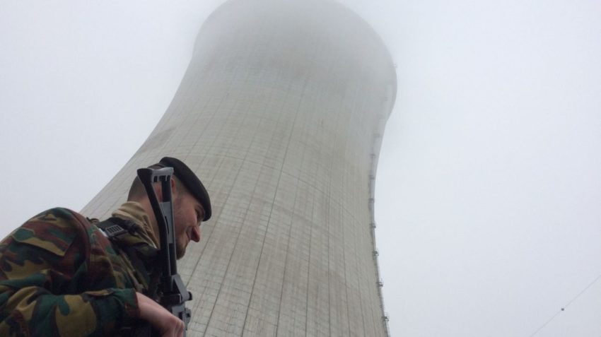 Militaires devant la centrale de Tihange
