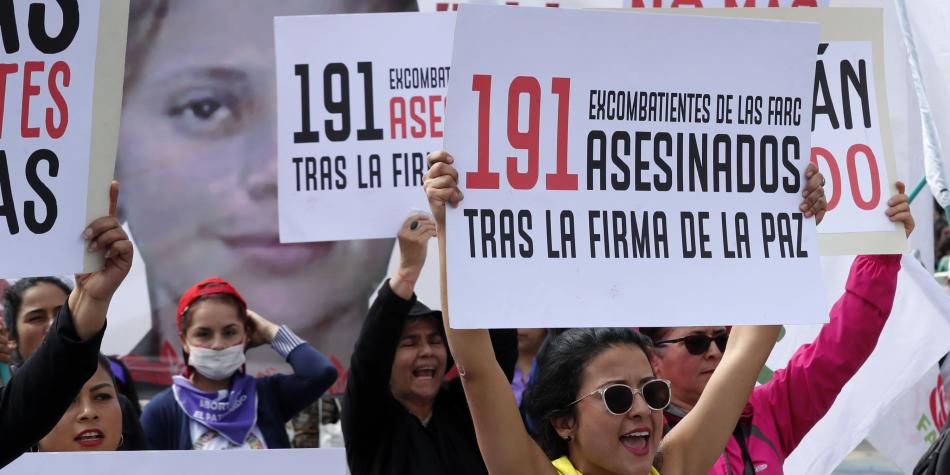 Manifestation contre l'assassinat des anciens guérilleros, au second plan, un portrait d'Astrid Conde