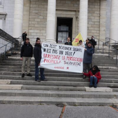 Un militant en procès pour avoir porté un couteau à pain lors d'un petit déjeuner