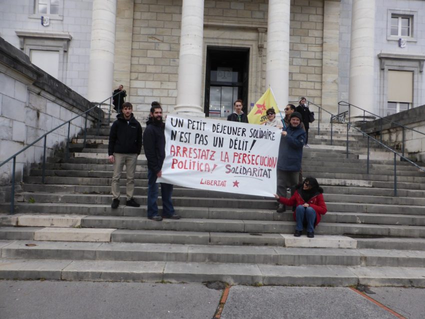 Un militant en procès pour avoir porté un couteau à pain lors d'un petit déjeuner