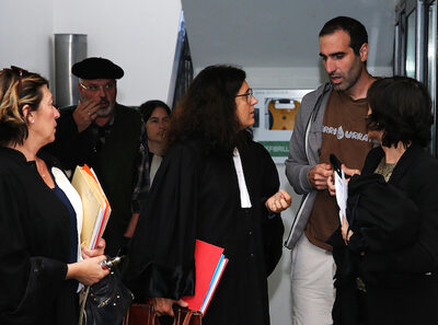 Peio Irigoien, avec ses avocats au tribunal de Bayonne