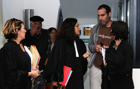 Peio Irigoien, avec ses avocats au tribunal de Bayonne
