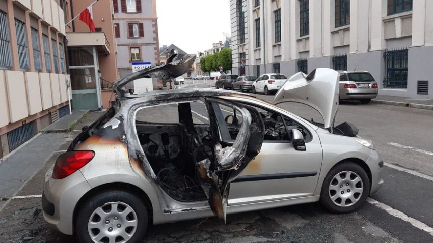 Le véhicule incendié au commissariat de police de Belfort.