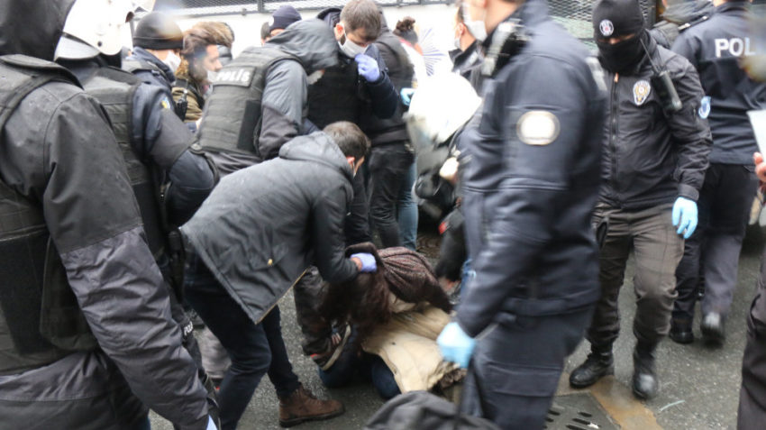 Arrestation le jour des obsèques d'Helin Bölek