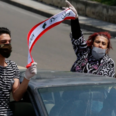 Des manifestant·es anti-gouvernementaux libanais manifestent depuis leur voiture