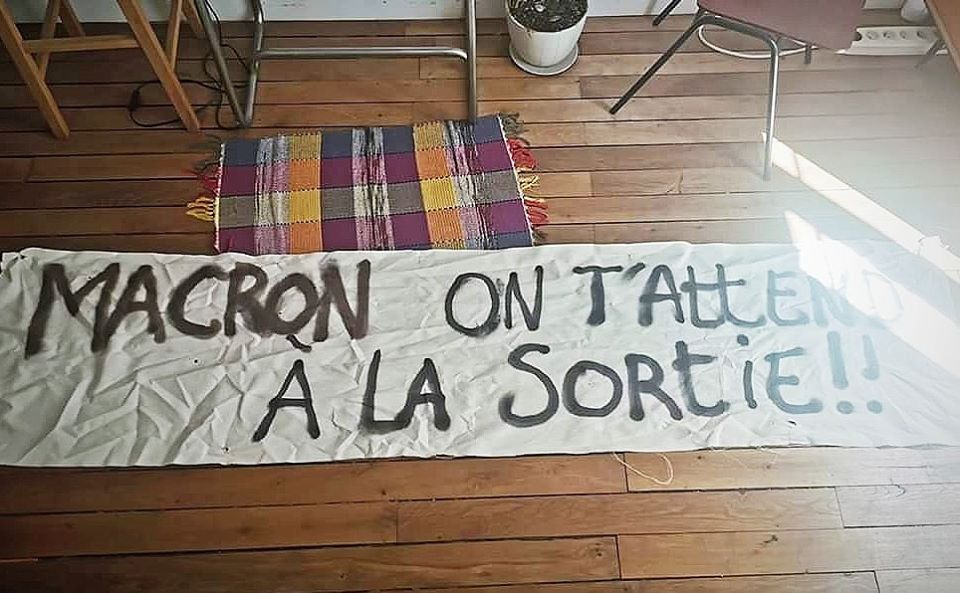 La banderole affichée sur la façade