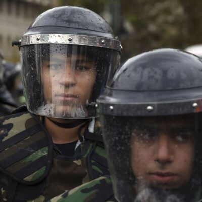 Miliciens Bassidj en tenue anti-émeute