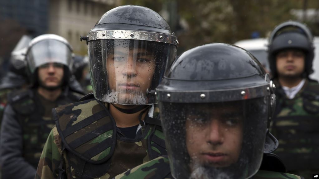 Miliciens Bassidj en tenue anti-émeute