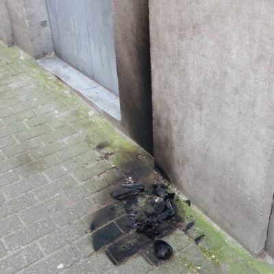 Contre le commissariat du Parvis St-Gilles