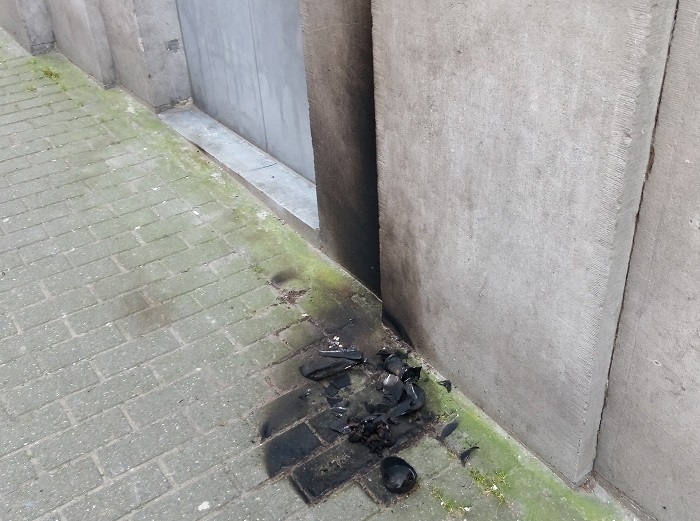 Contre le commissariat du Parvis St-Gilles