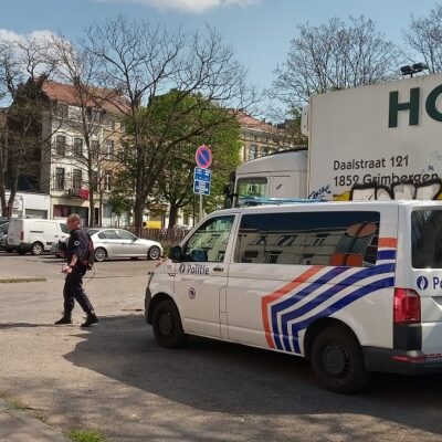 Le policier de gauche tient le drone, celui de droite est le pilote