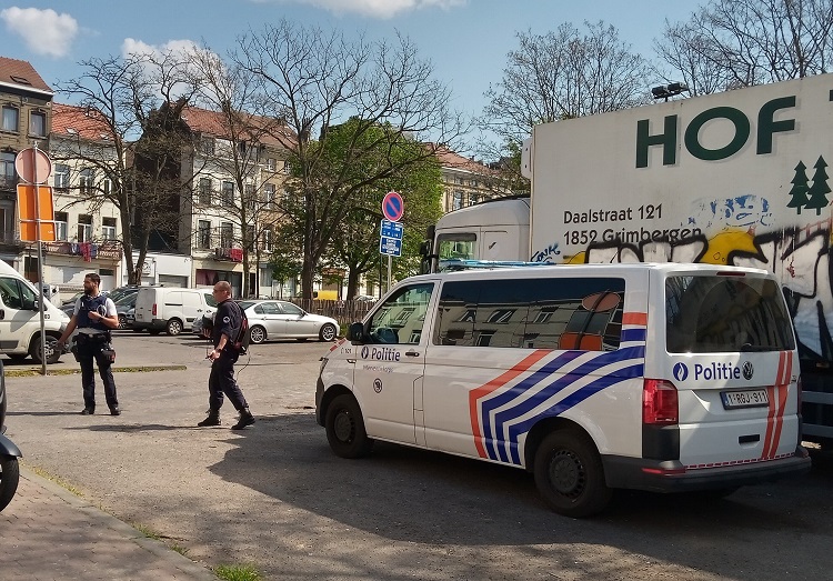 Le poilicier de gauche tient le drone, celui de droite est le pilote