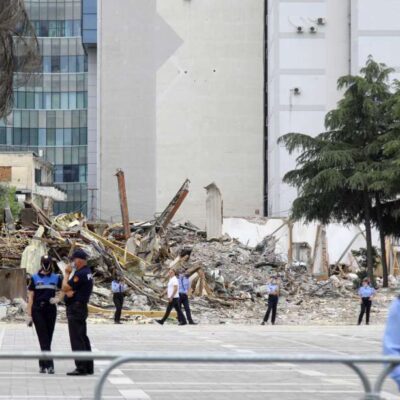 La démolition du théâtre de Tirana