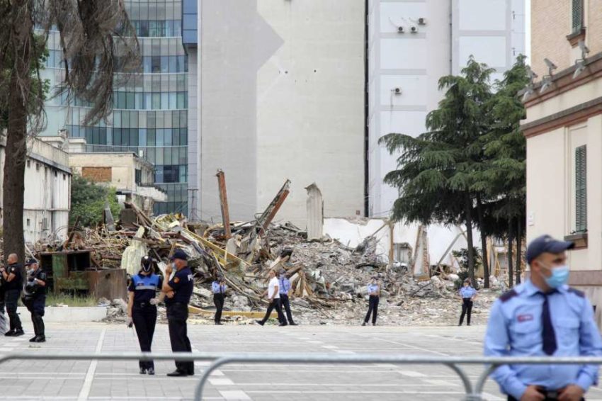 La démolition du théâtre de Tirana