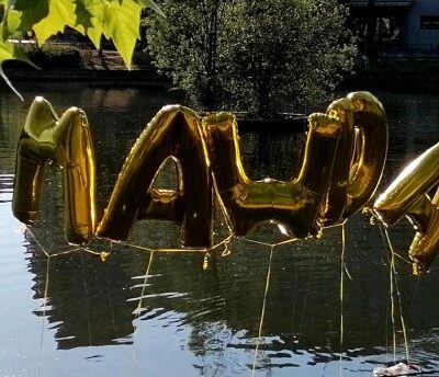 Des ballons arborant le nom de Mawda flottaient au-dessus des étangs d'Ixelles