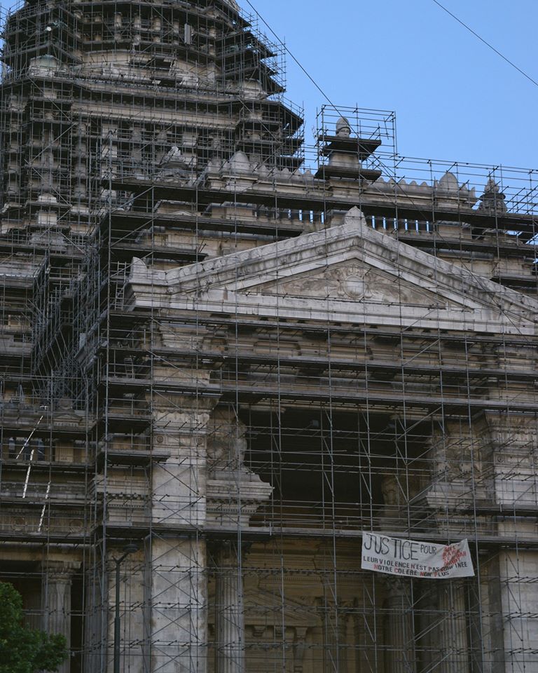 La banderole réclamant la justice pour Adil Mehdi, Semirah, Mawda