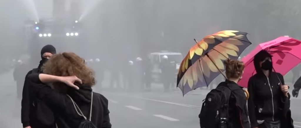 La police disperse une contre-manifestation antifasciste à Hambourg 