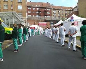 Les soignant·es forment une haie de déshonneur pour accueillir Sophie Wilmes