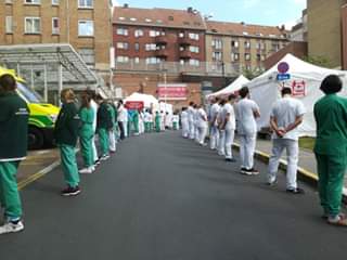 Les soignant·es forment une haie de déshonneur pour accueillir Sophie Wilmes